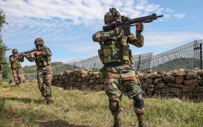 सुरक्षाबलों और आतंकवादियों के बीच जारी मुठभेड़ में सेना ने एक आतंकी को किया ढेर