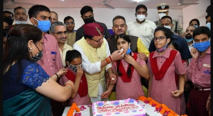 मुख्यमंत्री धामी ने दृष्टिबाधित बच्चों संग मनाया जन्मदिन,  स्कूल बस एवं कंप्यूटर देने की घोषणा..