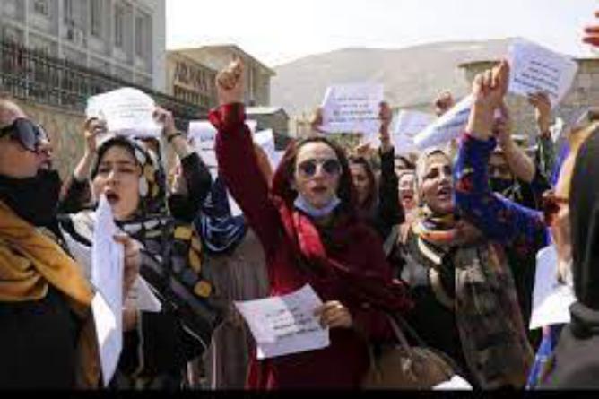 महिला प्रदर्शनकारी लगातार देश में अफगान महिलाओं के लिए समान अधिकार की मांग कर रही