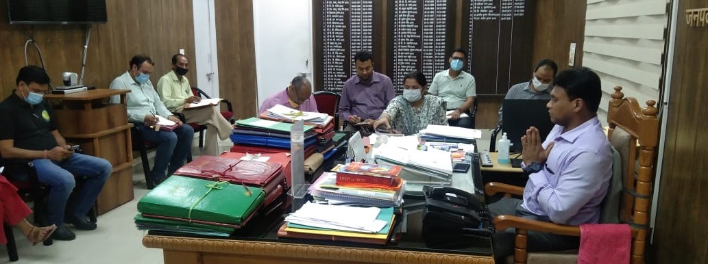 कोविड वैक्सीनेशन मेला मनाए जाने को लेकर डीएम ने अधिकारियों के साथ की बैठक
