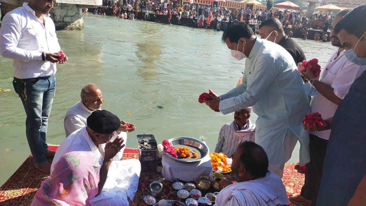 केंद्रीय मंत्री गजेंद्र सिंह शेखावत ने हर की पैड़ी पर अपनी माता की अस्थियां विसर्जित कीं