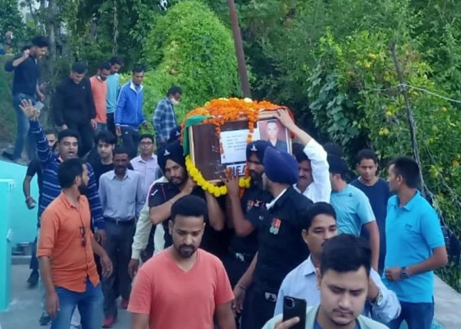 मुठभेड़ में शहीद हुए उत्तराखंड के लाल विक्रम सिंह नेगी का पार्थिव शरीर उनके गांव विमाण पहुंचा