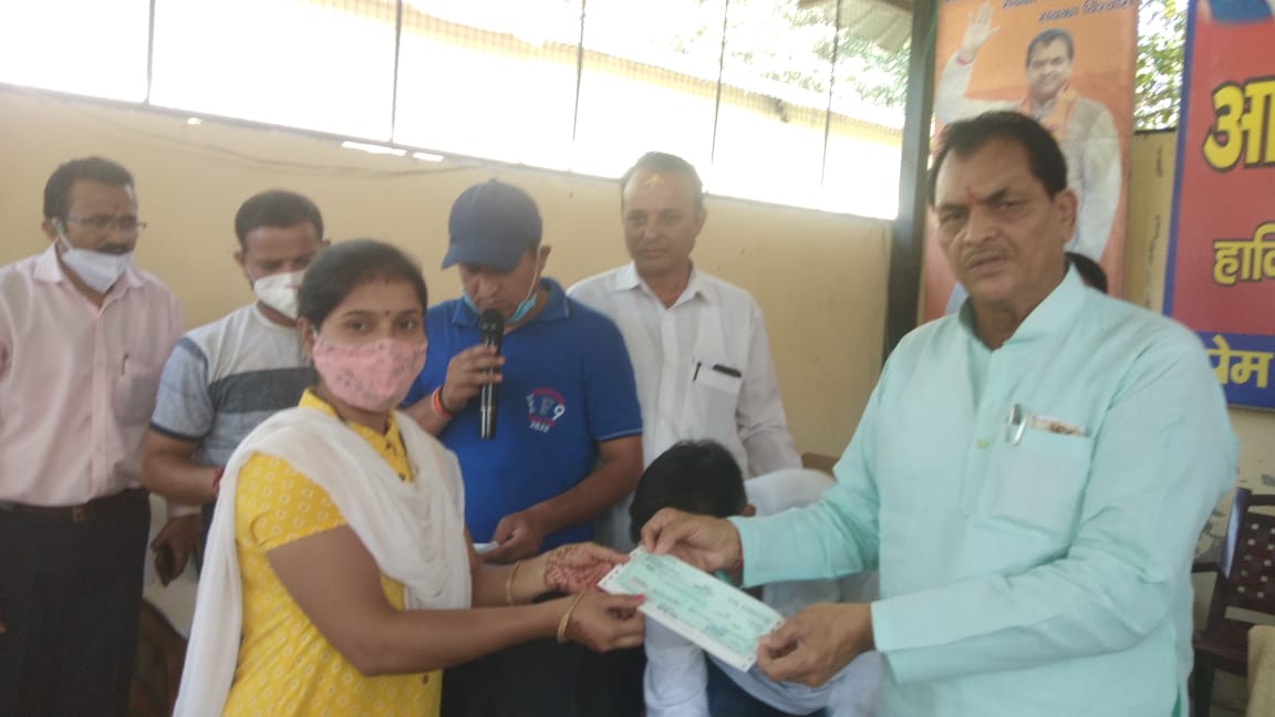 75 जरूरतमंदों को स्पीकर अग्रवाल ने विवेकाधीन कोष से आर्थिक सहायता के चेक बांटे