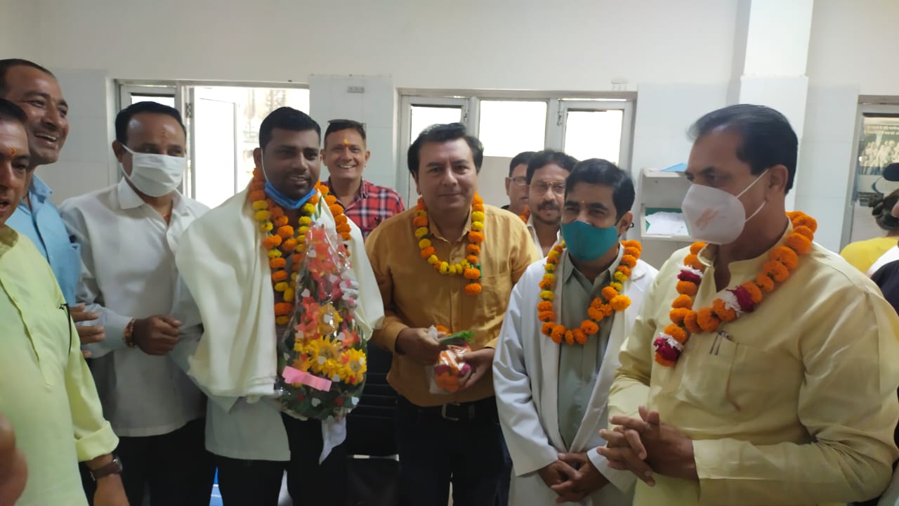 स्पीकर अग्रवाल ने जिला चिकित्सालय ऋषिकेश में हेल्थ वर्कर्स को सम्मानित किया