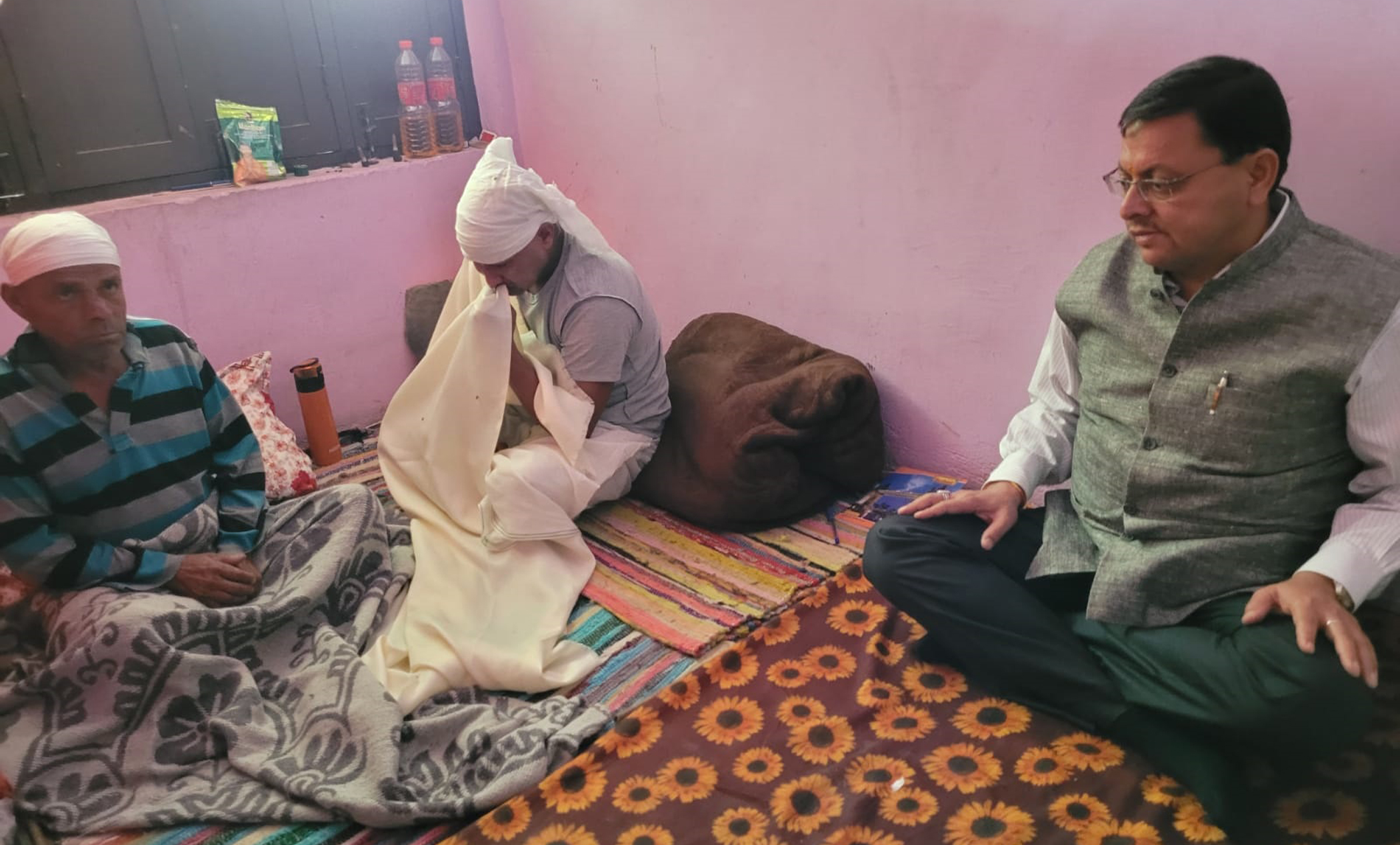 सीएम धामी ने आपदा प्रभावित जिलों में लिया हालात का जायजा, पीड़ितों से मिले  