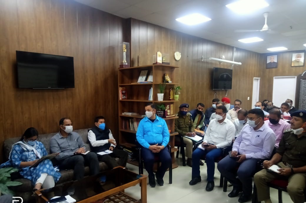 आतिशबाजी लाइसेंस निर्गत करने को सुरक्षित स्थान चिन्हित करने के डीएम ने दिए निर्देश