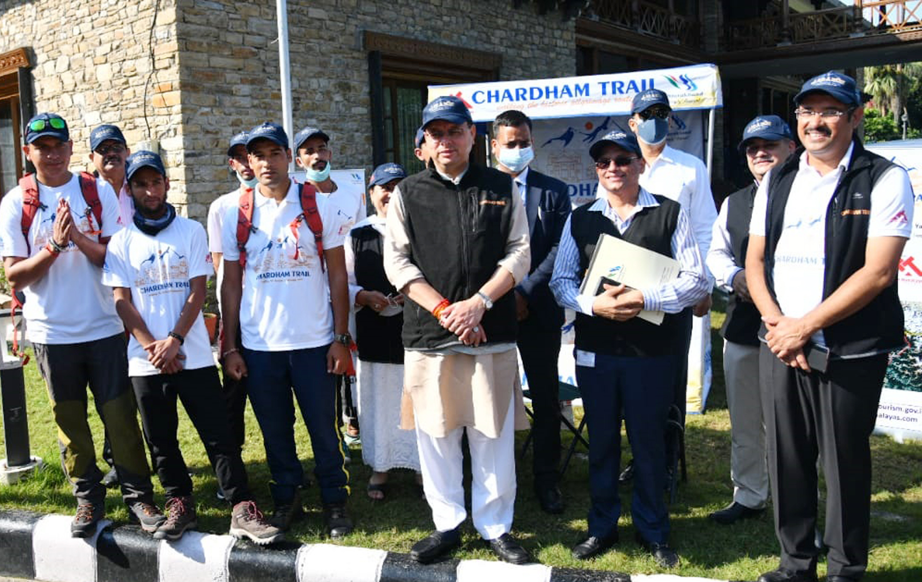 चारधाम के पुराने मार्गों को खोजने के लिए 25 सदस्यों का दल रवाना, सीएम ने दिखाई हरी झंडी  