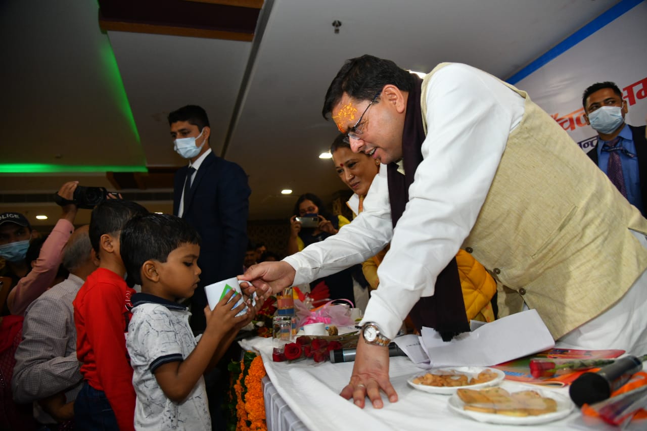 आंगनबाड़ी कार्यकत्रियों की लम्बित मांगों पर शीघ्र लिया जायेगा निर्णय: CM