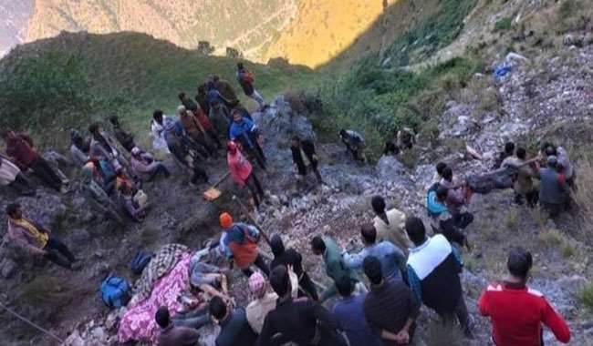 विकासनगर की ओर आ रही यूटिलिटी खाई में गिरी, 13 लोगों की मौत, दो घायल