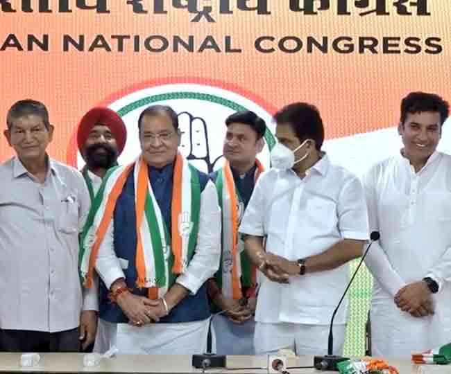 कैबिनेट मंत्री यशपाल आर्य और उनके बेटे विधायक संजीव आर्य कांग्रेस में शामिल