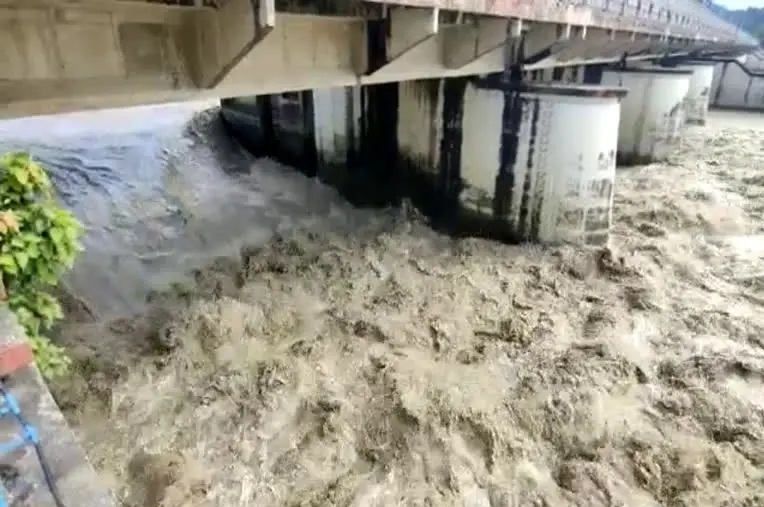 प्रदेश का बारिश का कहर, मलबे में दबने से 3 दर्जन से अधिक लोगों की मौत