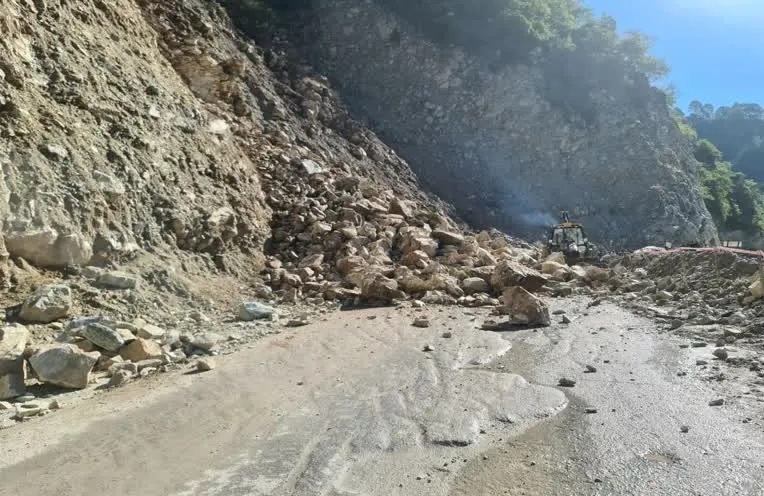 केदारनाथ हाईवे पर जगह-जगह हो रहा भूस्खलन