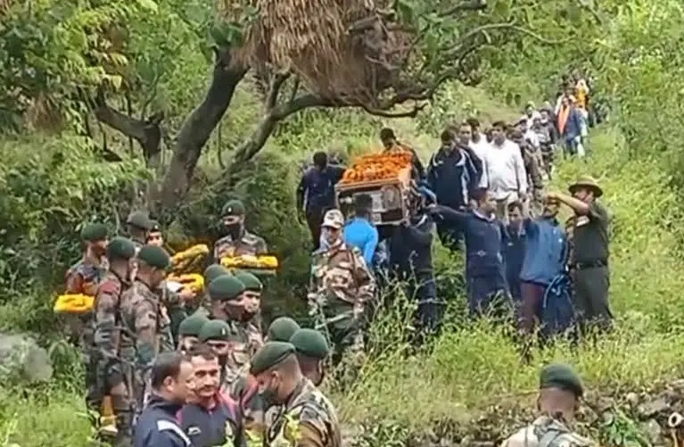 नम आंखों से शहीद नायक हरेंद्र को दी गयी अंतिम विदाई