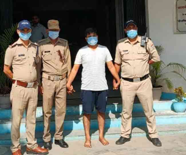 बडे़ नेताओं के संग फोटों खिंचाकर बेरोजगारों से ठगी करने वाला गिरफ्तार