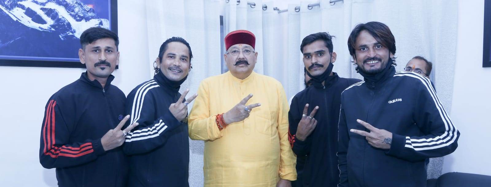 कैबिनेट मंत्री सतपाल महाराज से मिला पर्वतारोही दल