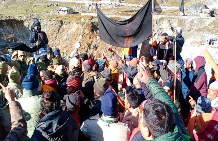 देवस्थानम बोर्ड को लेकर तीर्थ पुरोहित हुए उग्र, केदारनाथ जा रहे पूर्व सीएम त्रिवेंद्र को लौटाया