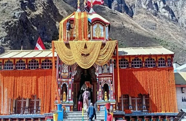 बदरीनाथ धाम को 17 क्विंटल गेंदे के फूलों से सजाया गया