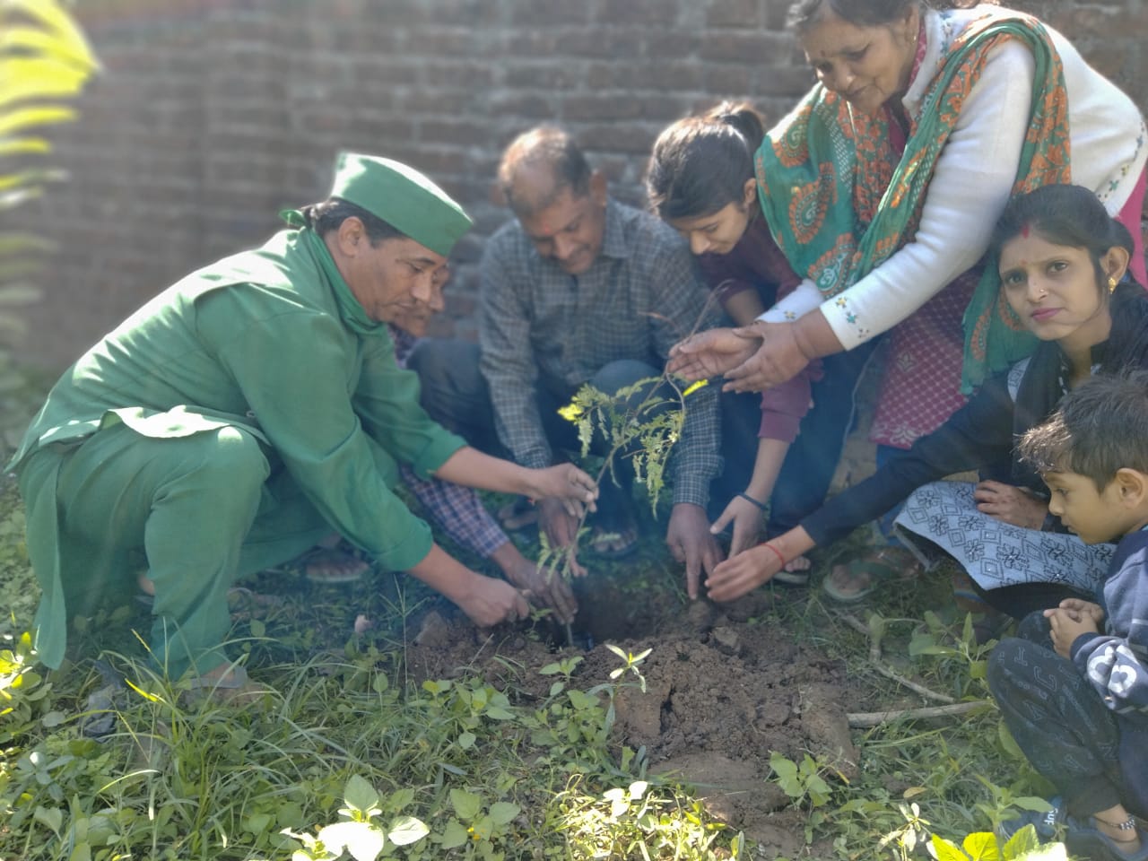 आशिमा विहार में भैय्यादूज पर किया औषधीय आंवला पौधों का रोपण