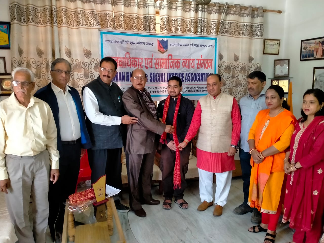 युवा चित्रकार अनुराग रमोला को मनवाधिकार संगठन ने सम्मानित किया