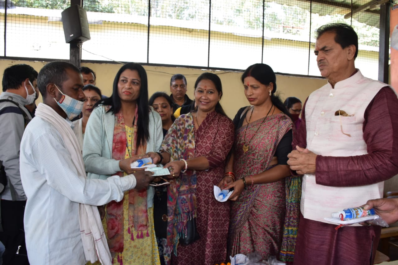 लालकृष्ण आडवाणी के 94वें जन्मदिवस पर 94 लोगों को मास्क व सैनिटाइजर बांटे