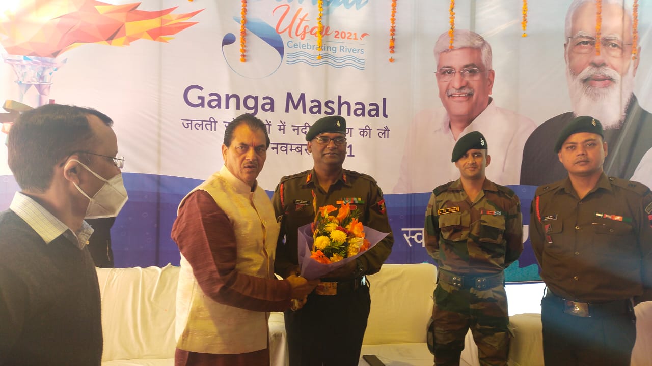 गंगा टास्क फोर्स की मशाल यात्रा त्रिवेणी घाट पहुंची