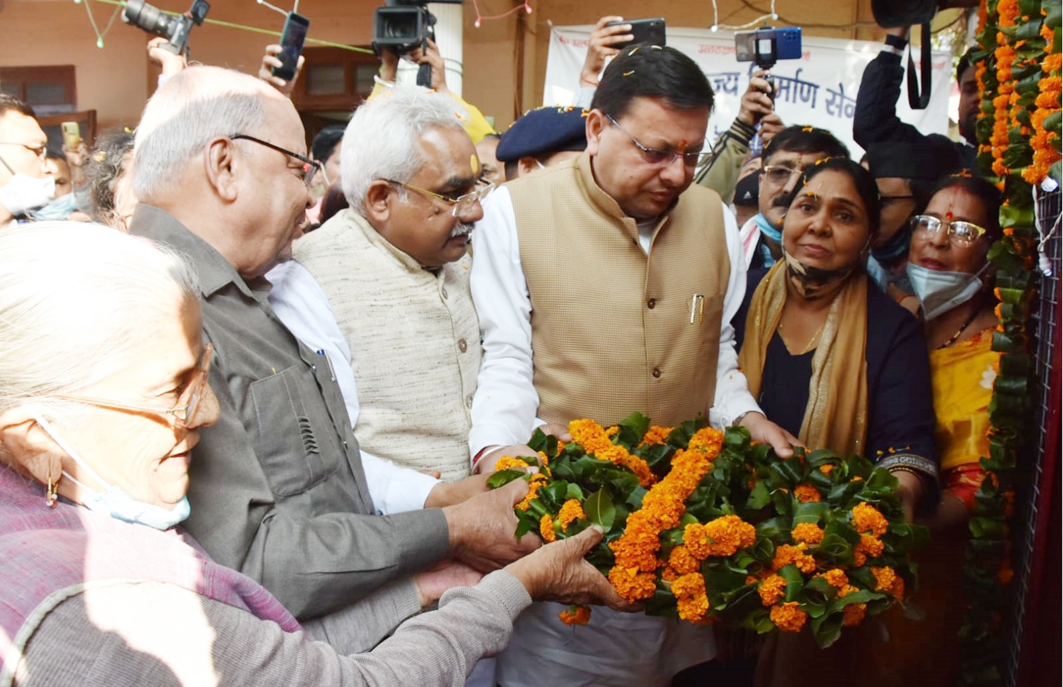 सीएम ने शहीद स्मारक पर पुष्पांजलि अर्पित कर शहीद राज्य आंदोलनकारियों को दी श्रद्धांजलि