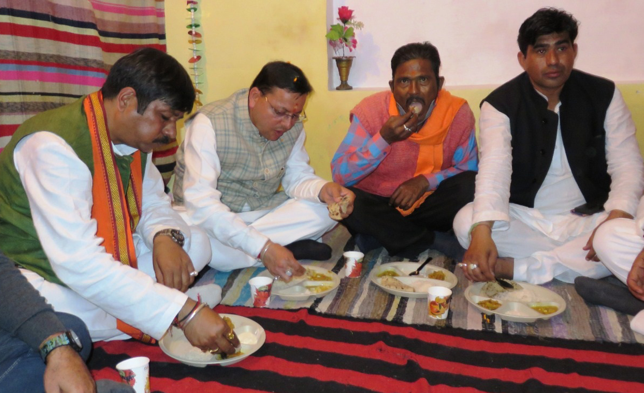 कृष्ण बन अपने पुराने दलित मित्र के घर पहुंचे मुख्यमंत्री