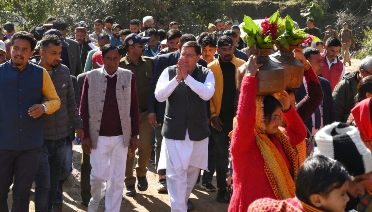 सीएम धामी पहुंचे अपने पैतृक गांव हड़खोला, महिलाओं ने कलश यात्रा निकालकर किया स्वागत