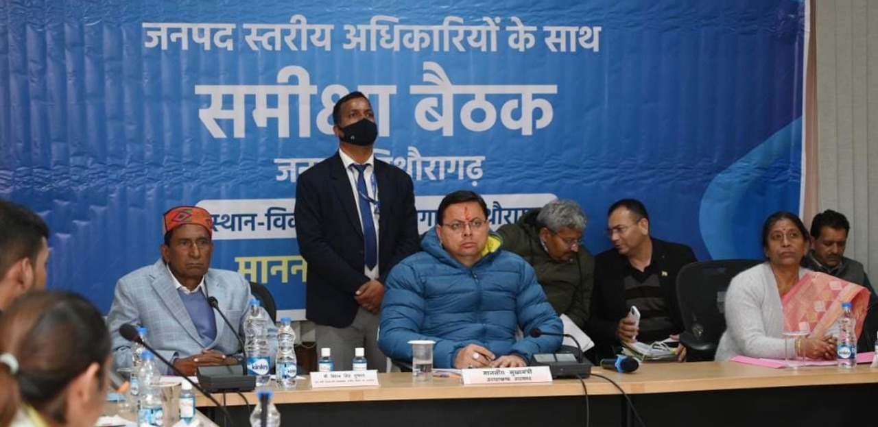 सीएम धामी ने की विकास कार्यों व योजनाओं की समीक्षा