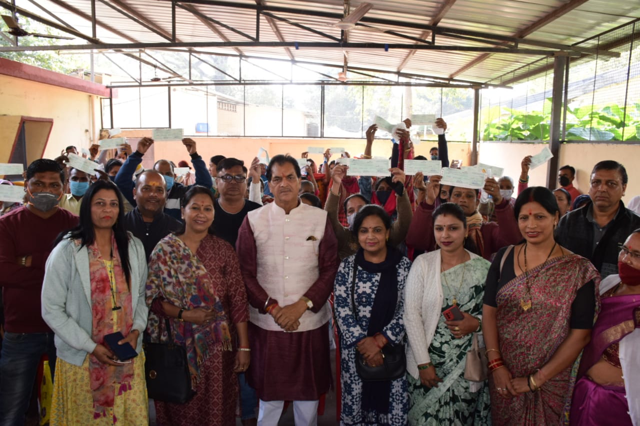 आर्थिक रूप से कमजोर लोगों को स्पीकर ने बांटे आर्थिक सहायता के चेक