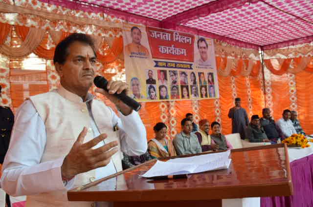 सड़कों के निर्माण के लिए विधायक निधि से 15 लाख रु. देने की घोषणा की