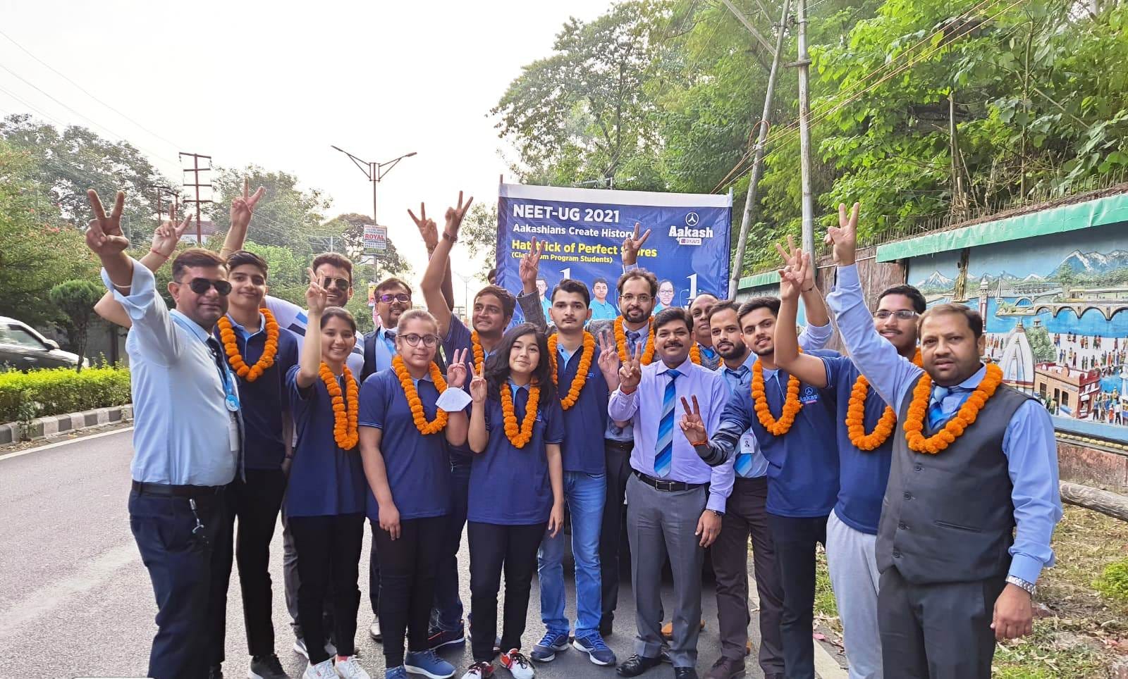 टॉपर्स को सम्मानित करने के लिए देहरादून में रोड शो का किया आयोजन