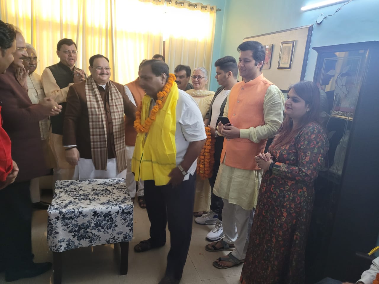 जेपी नड्डा ने लोकतांत्रिक सेनानियों को शॉल ओढ़ाकर किया सम्मानित