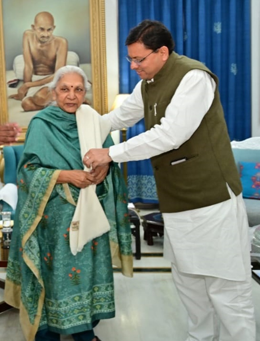 सीएम धामी ने यूपी की राज्यपाल आनंदीबेन पटेल से की भेंट