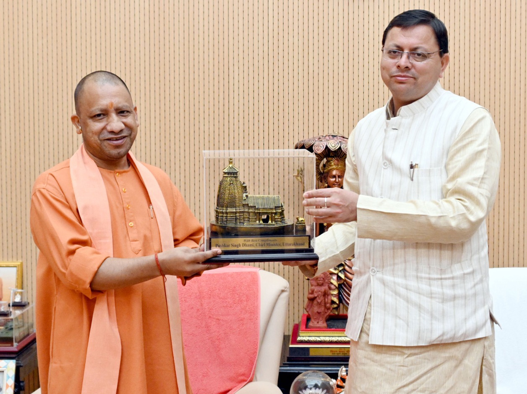 सीएम धामी ने यूपी के मुख्यमंत्री योगी आदित्यनाथ से की भेंट, उत्तराखंड से जुड़े विभिनन मुद्दांे पर की चर्चा