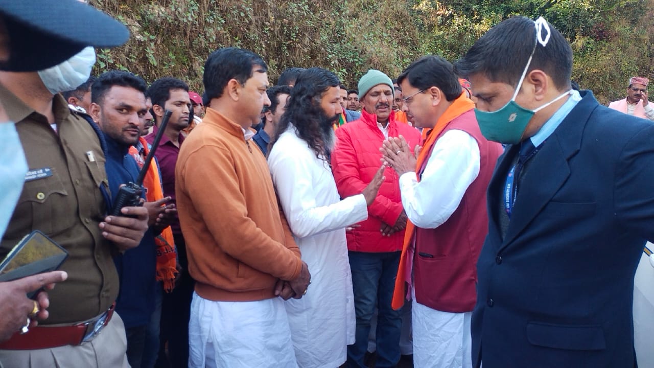 सीएम धामी ने साक्षी फाउंडेशन के आध्यात्मिक गुरु प्रेम सुगंध से की भेंट