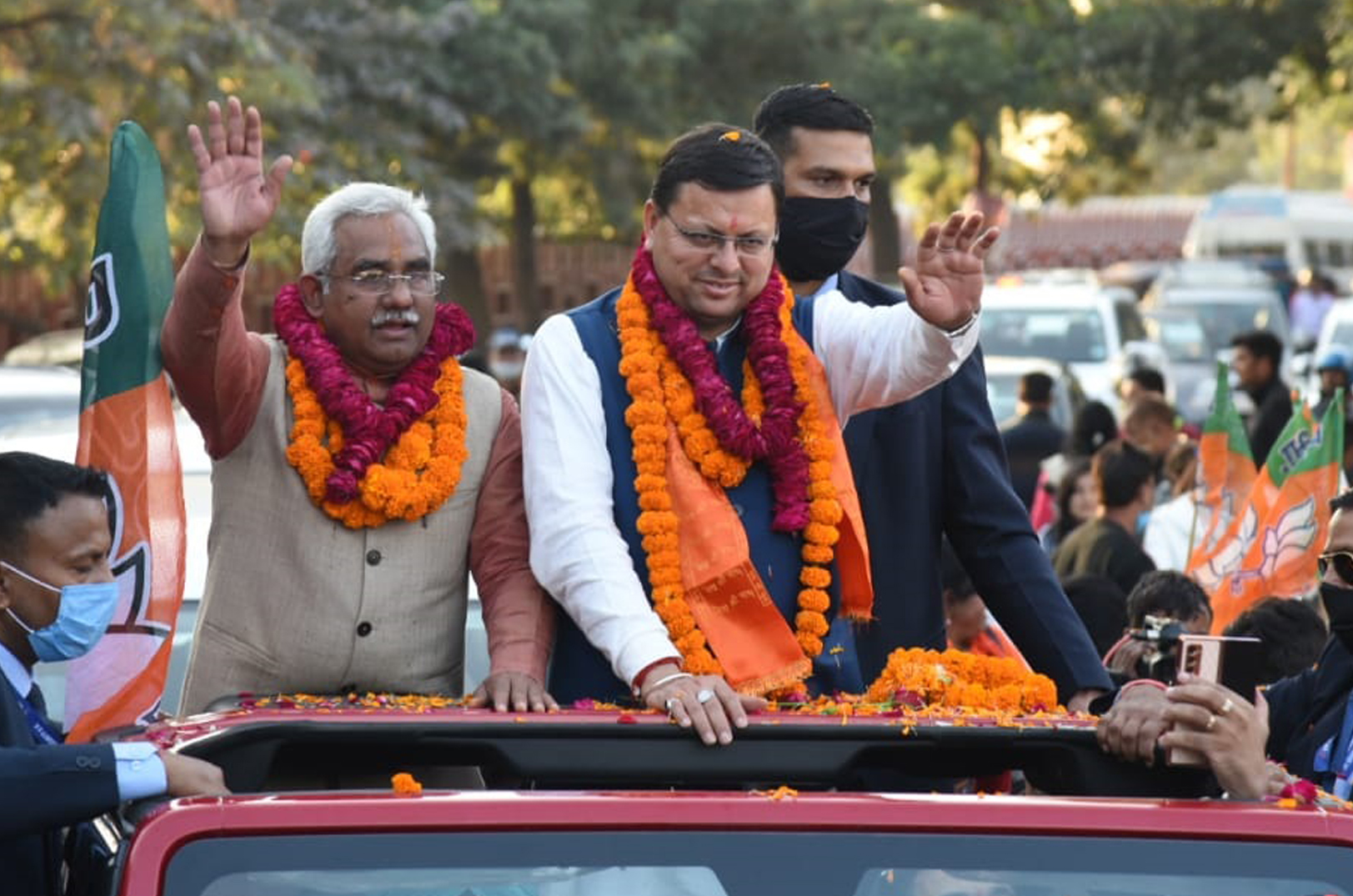 तीन दिवसीय लखनऊ दौरे के बाद दून पहुंचे सीएम धामी का हुआ भव्य स्वागत