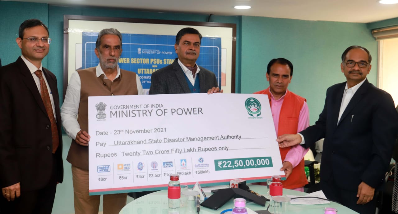 आपदा प्रभावितों के सहायतार्थ 22.5 करोड़ का चेक मंत्री धन सिंह रावत को प्रदान किया