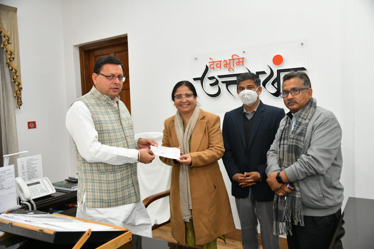 दून विश्वविद्यालय ने मुख्यमंत्री राहत कोष में 1 लाख 52 हजार 601 रु की धनराशि दी