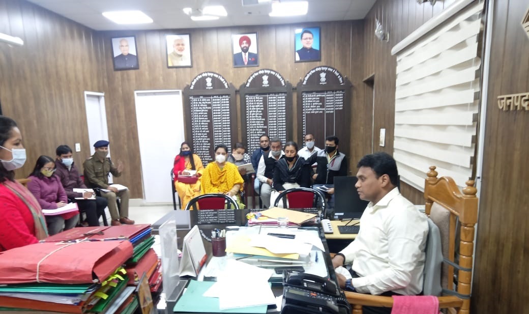 बाल श्रम एवं भिक्षावृति मंे संलिप्त लोगों के खिलाफ कार्रवाई करेंः डीएम