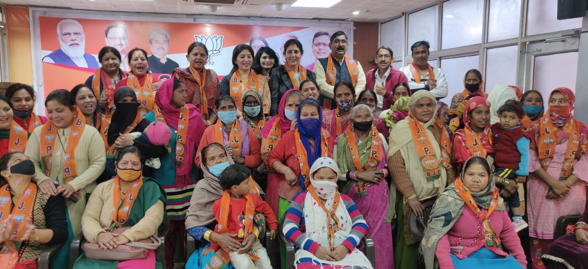 कांग्रेस में उपेक्षा से आहत महिलाओं ने ली भाजपा की सदस्यता