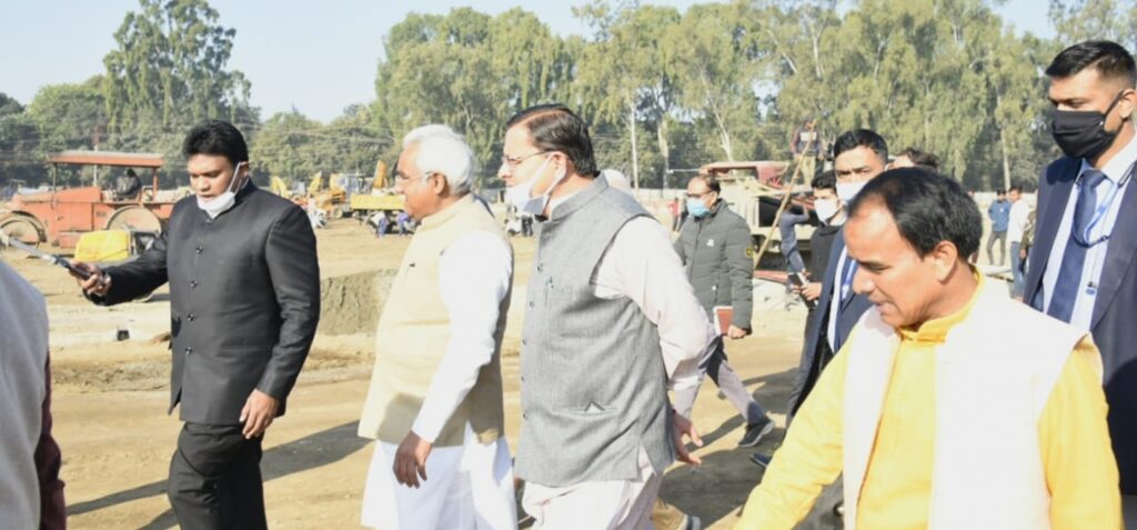सीएम धामी ने परेड मैदान में पीएम मोदी की रैली की तैयारियों का जायजा लिया