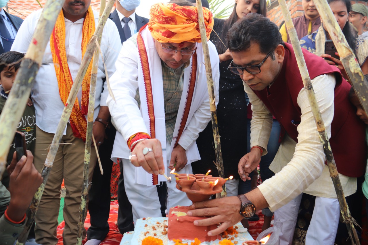 सीएम पुष्कर सिंह धामी छठ पूजा कार्यक्रम में शामिल हुए