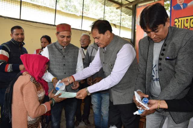 101 जरूरतमंद लोगों को विवेकाधीन कोष से चेक वितरित किए