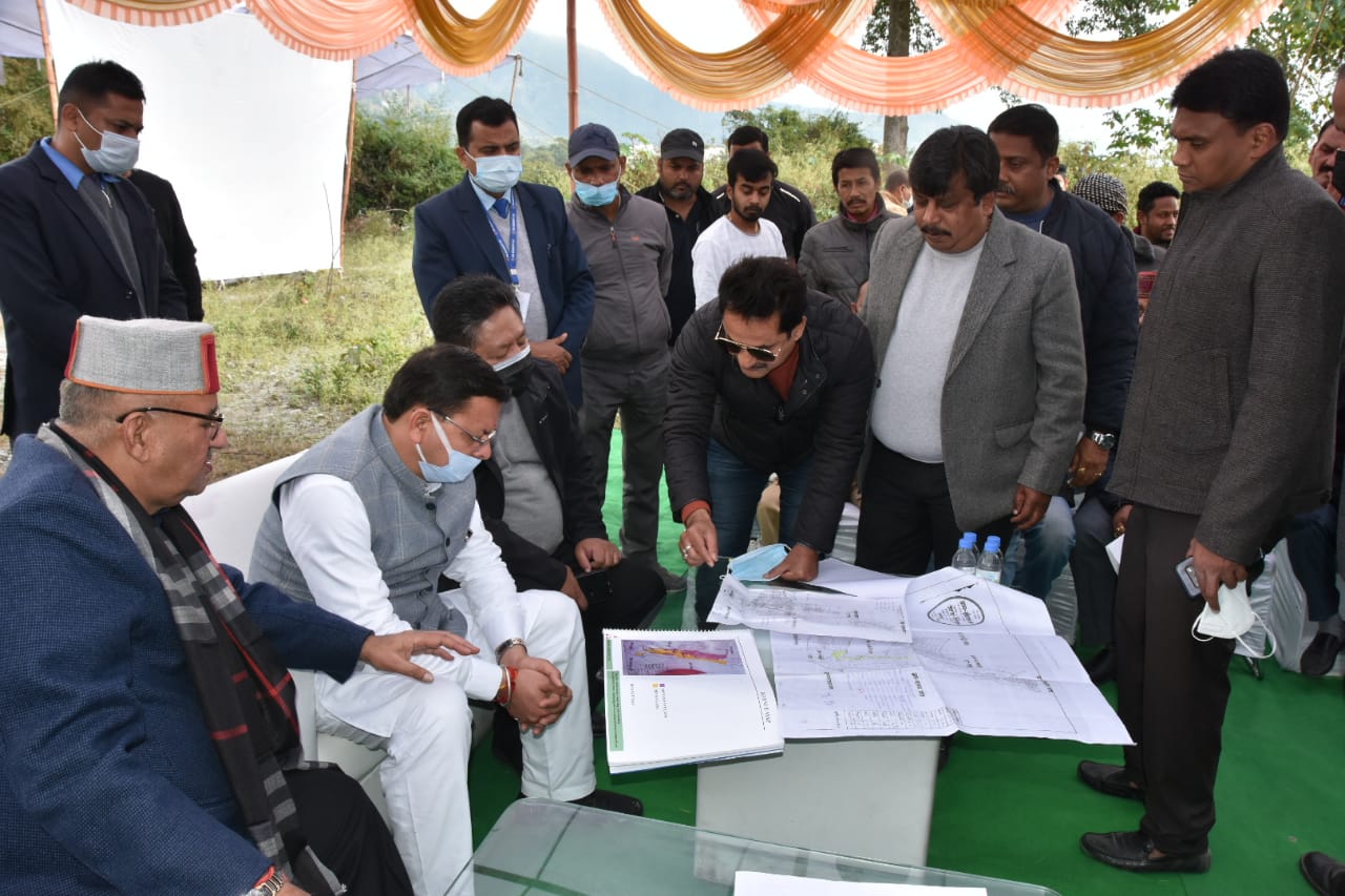 सीएम ने पुरूकुल में बनने वाले सैन्यधाम स्थल का निरीक्षण किया