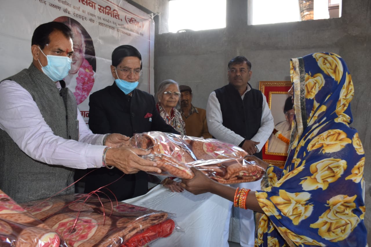 नित्यानंद स्वामी जन सेवा समिति ने जरूरतमंद लोगों को वितरित किए गर्म कपड़े