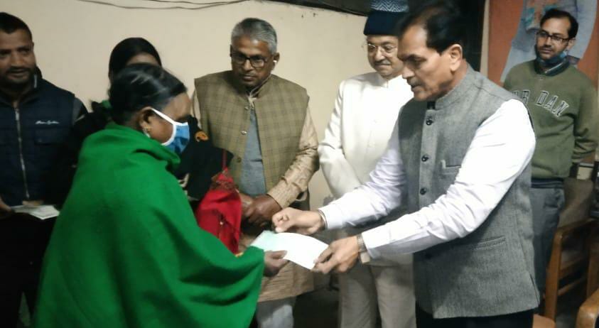 90 निर्धन, असहाय और दिव्यांगों को आर्थिक सहायता के चेक वितरित किए