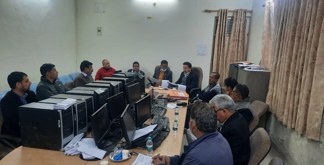 राजनीतिक दलों के साथ प्रचार-प्रसार सामग्री की दरों को लेकर हुई बैठक