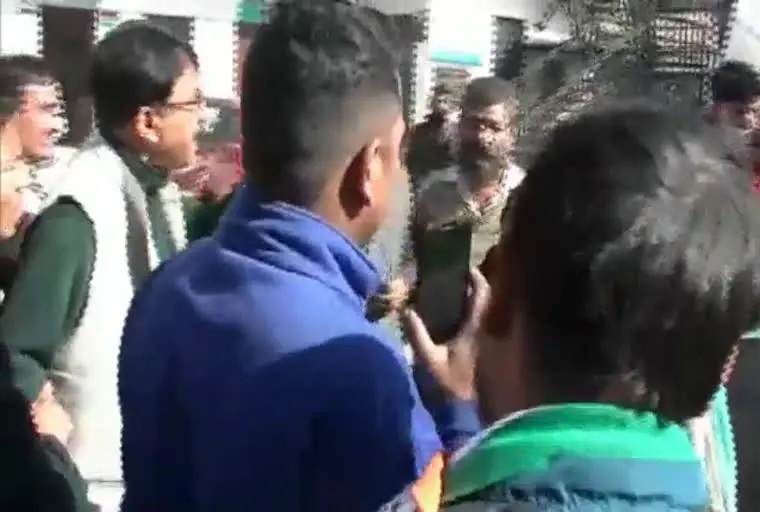 कांग्रेस भवन बवालः प्रदेश महामंत्री की जमकर  पिटाई