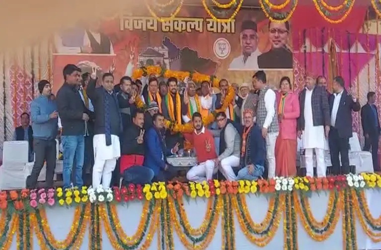 केंद्रीय मंत्री अनुराग ठाकुर ने विजय संकल्प यात्रा को दिखाई हरी झंडी